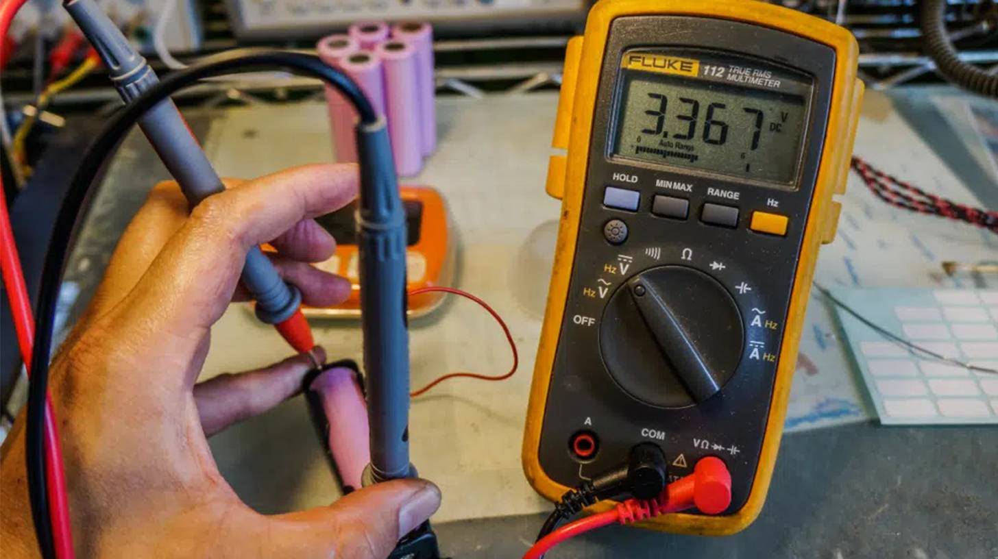 How do I know if my lithium battery is fully charged with a multimeter?